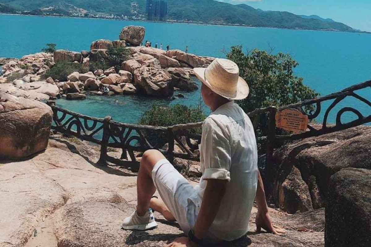Peaceful coffee shop near Hon Chong Promontory overlooking the sea